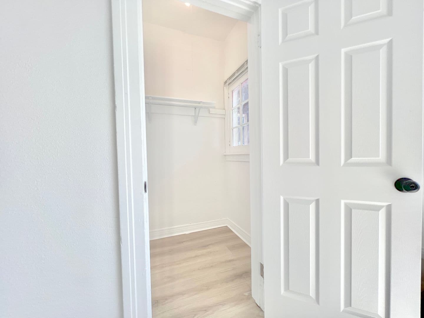 Los Angeles Apartment: 707 W 48th Street
