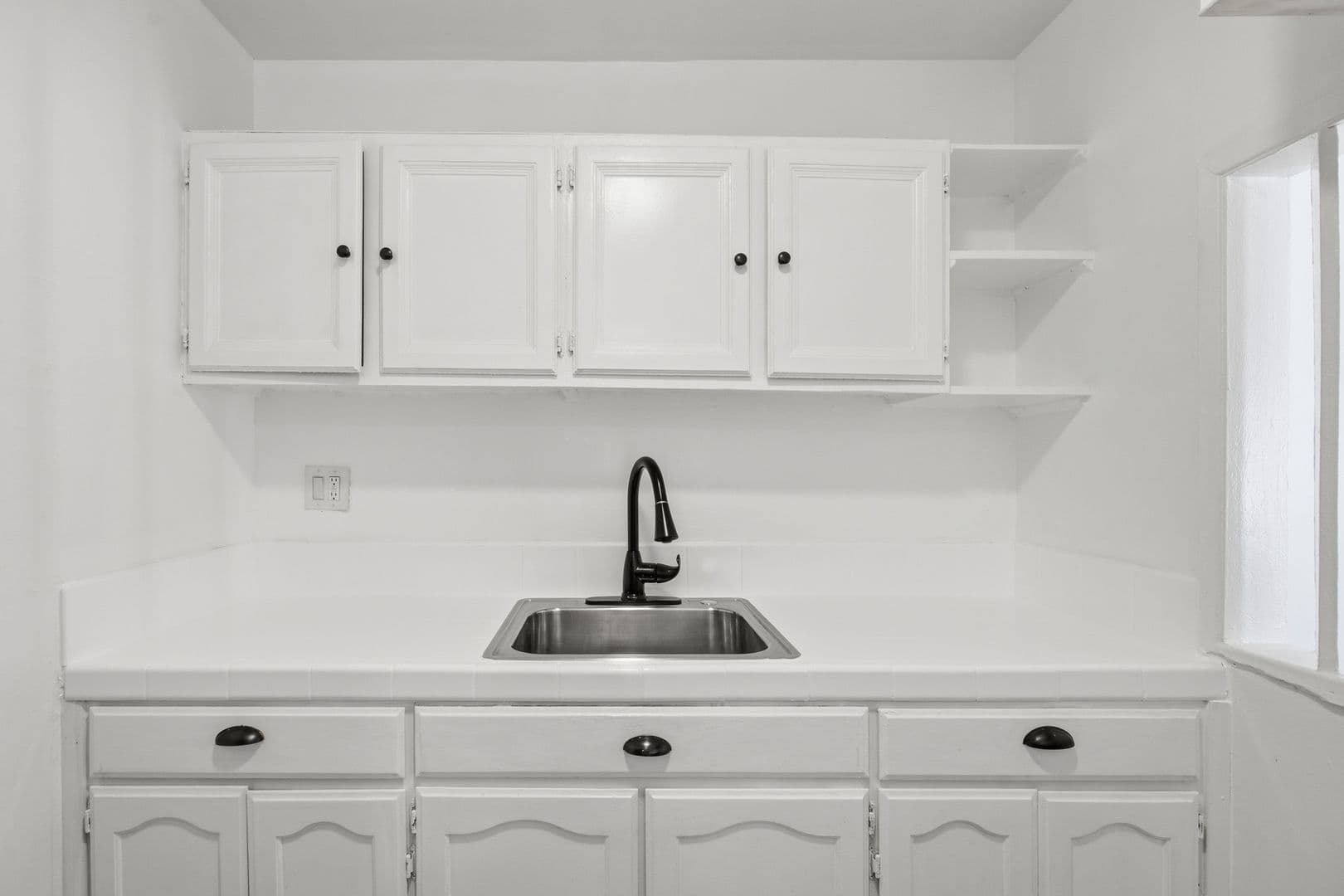 Los Angeles Apartment: 3318 Drew Street