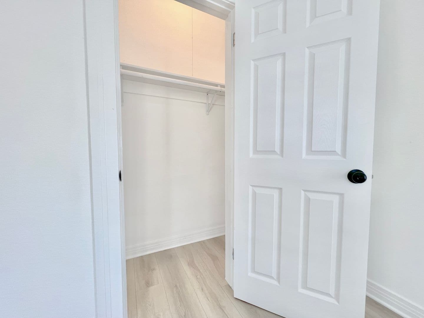 Los Angeles Apartment: 707 W 48th Street