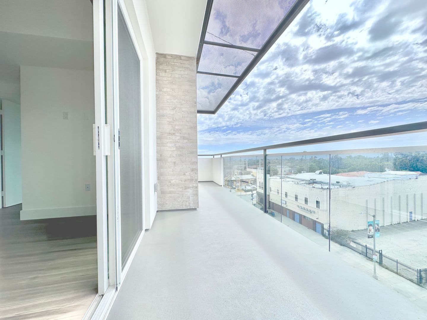 Los Angeles Apartment: 838 S La Brea Ave