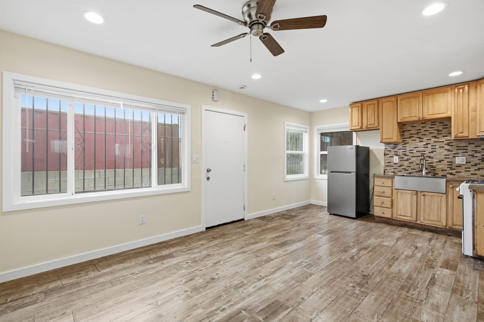 Los Angeles Apartment: 8910 S Avalon Blvd