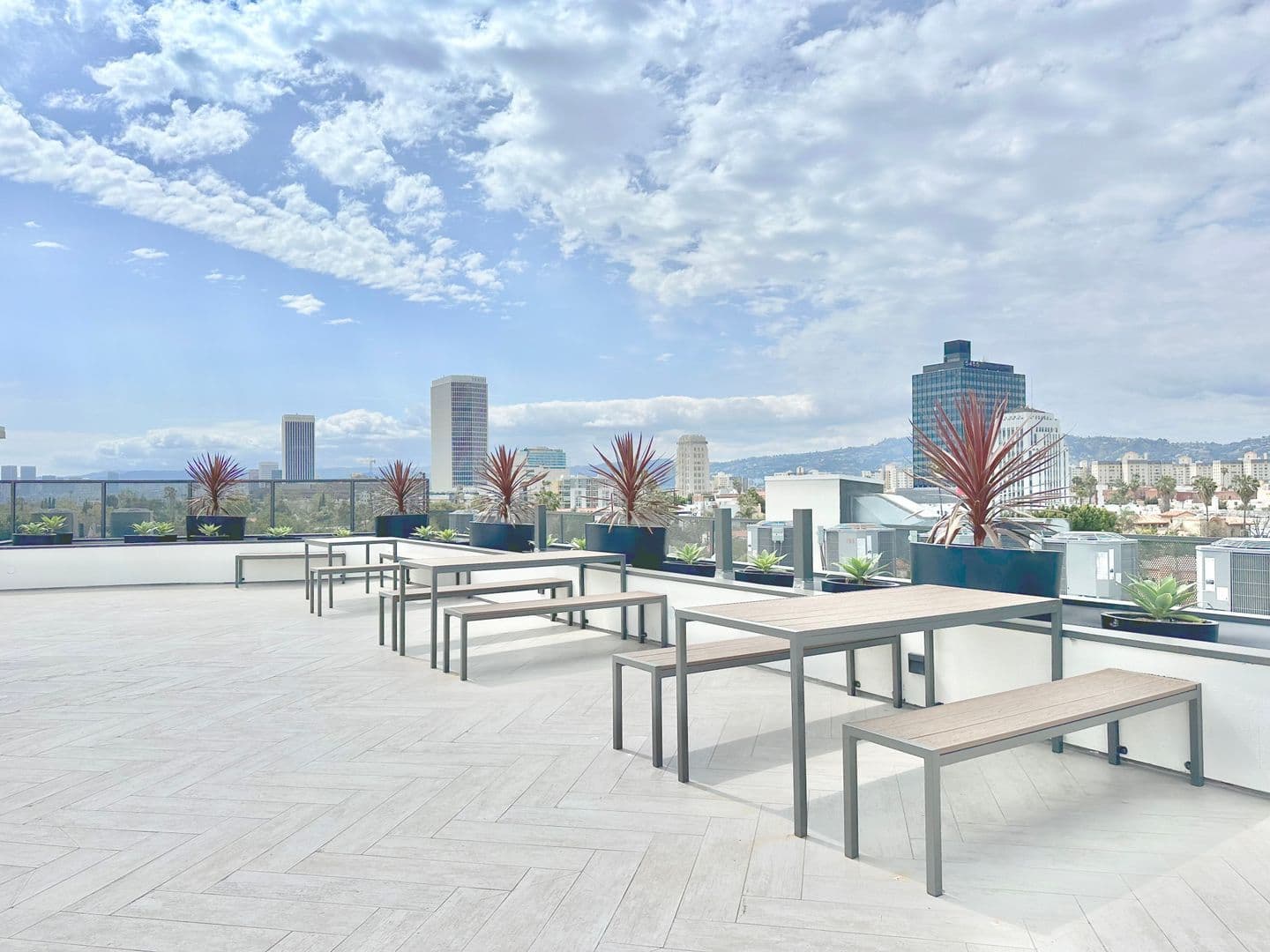 Los Angeles Apartment: 838 S La Brea Ave