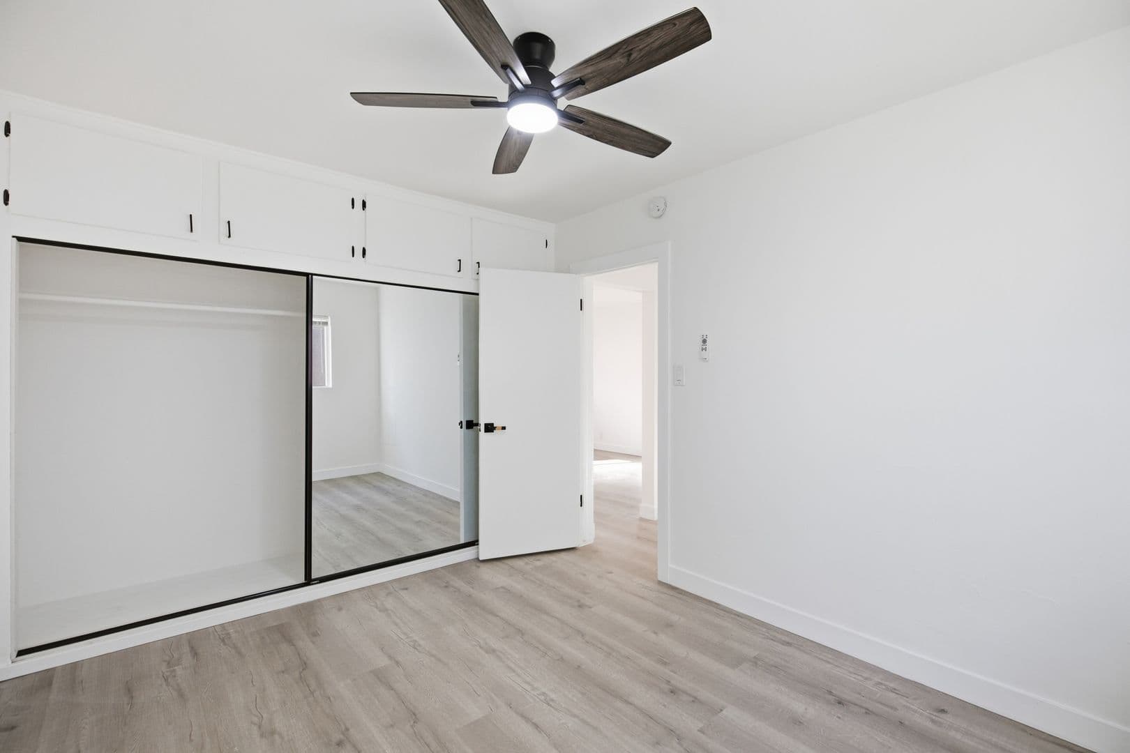 Van Nuys Apartment: 6860-6870 Hazeltine Avenue