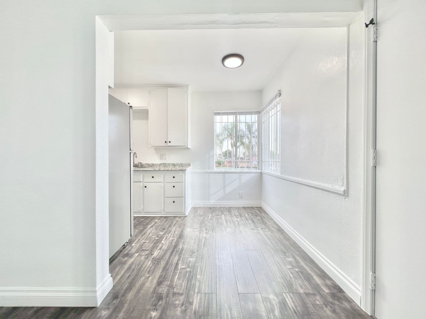 Los Angeles Apartment: 1805 W 80th St