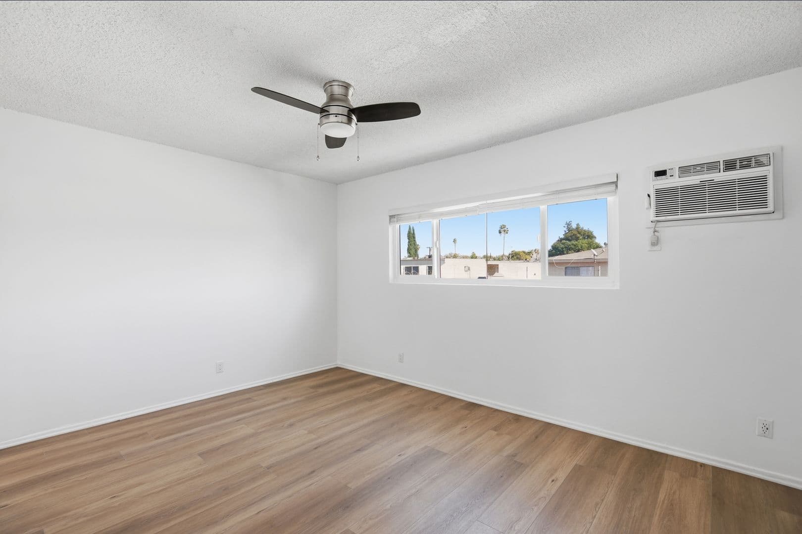 Reseda Apartment: 6632 Darby Ave