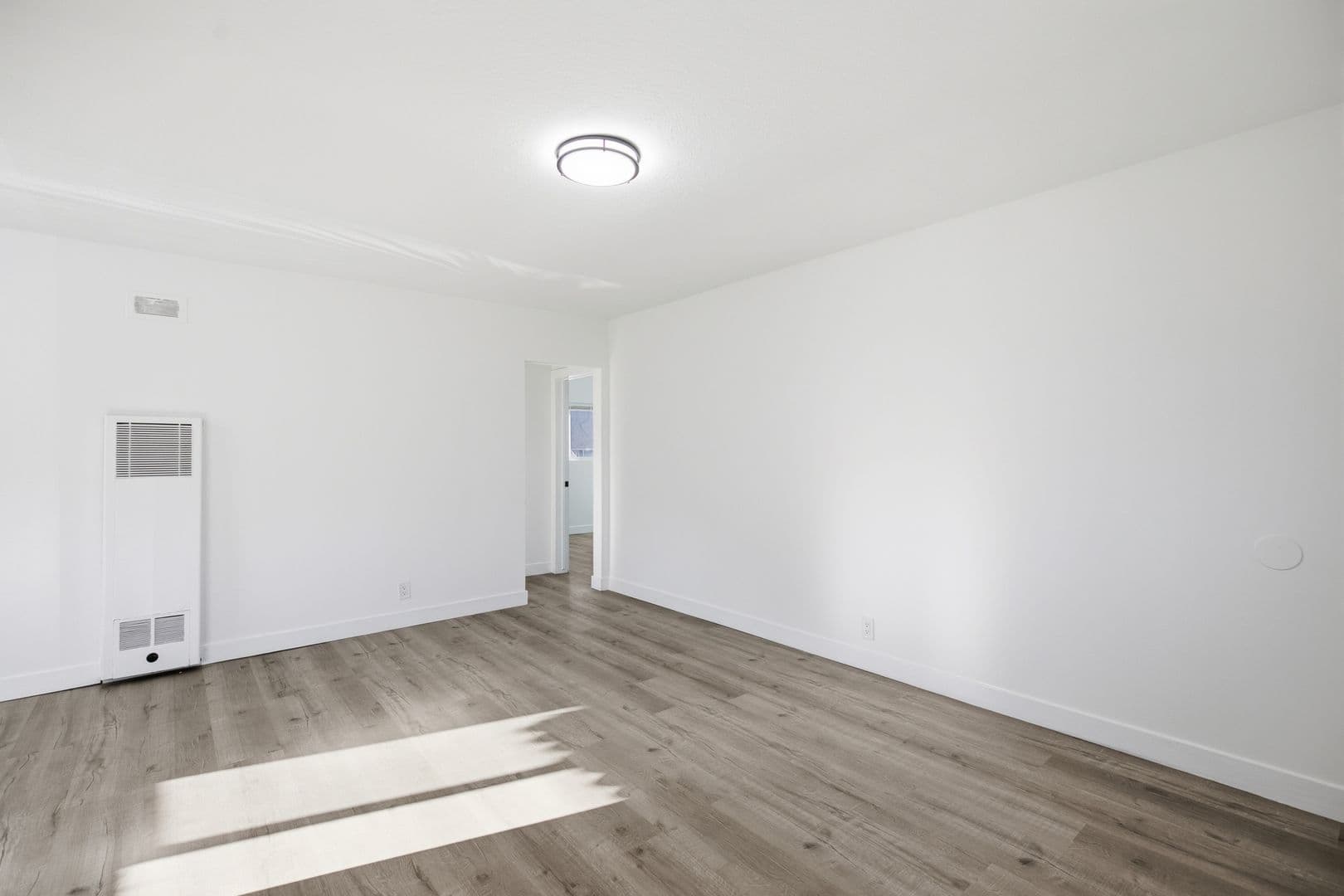 Van Nuys Apartment: 6860-6870 Hazeltine Avenue