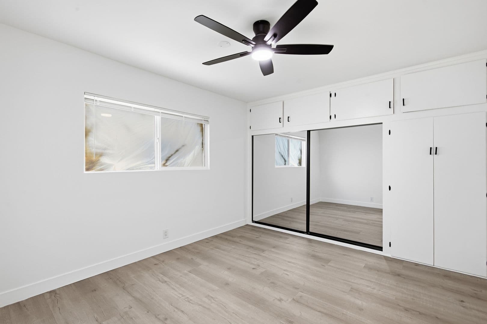 Van Nuys Apartment: 6860-6870 Hazeltine Avenue