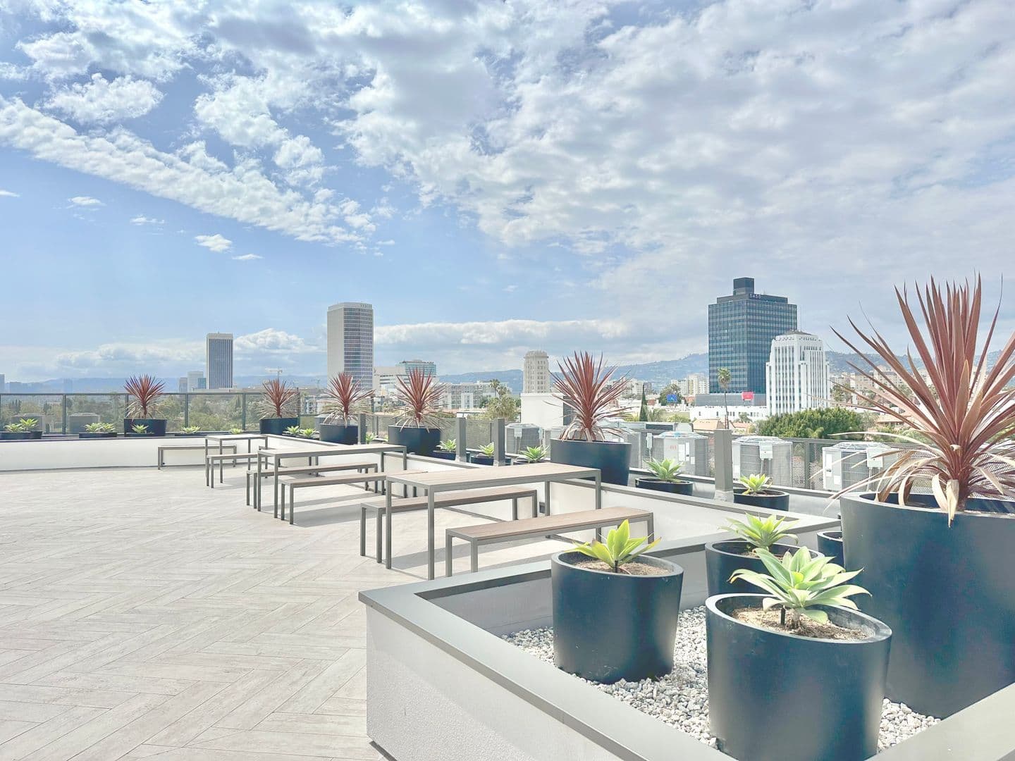 Los Angeles Apartment: 838 S La Brea Ave