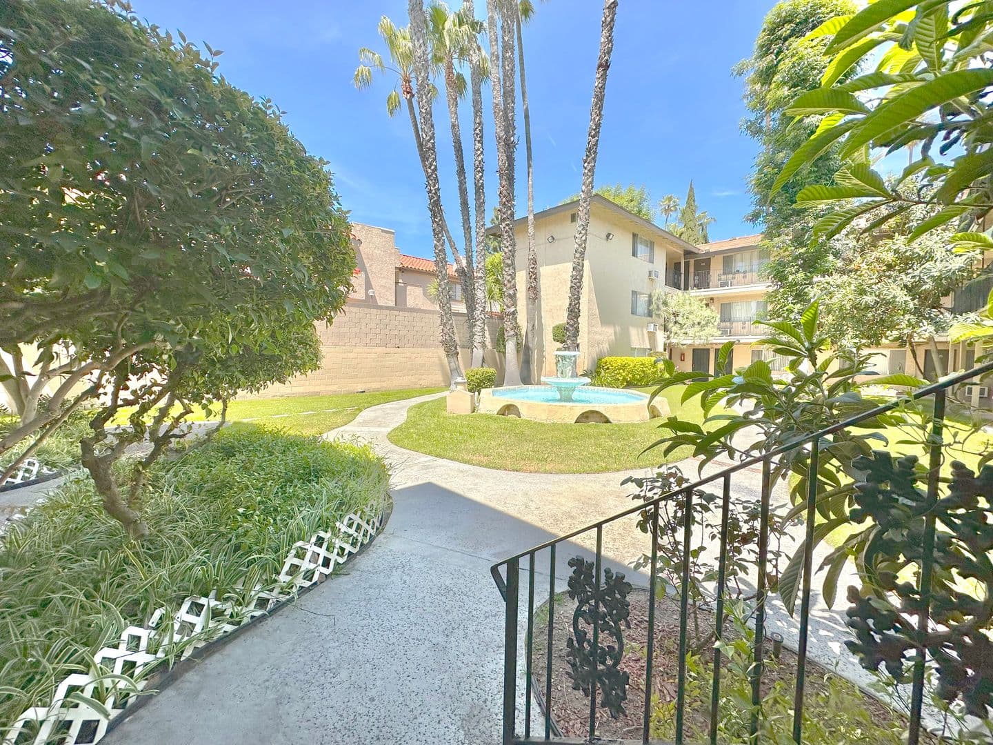 Anaheim Apartment: 2630 West Lincoln Ave