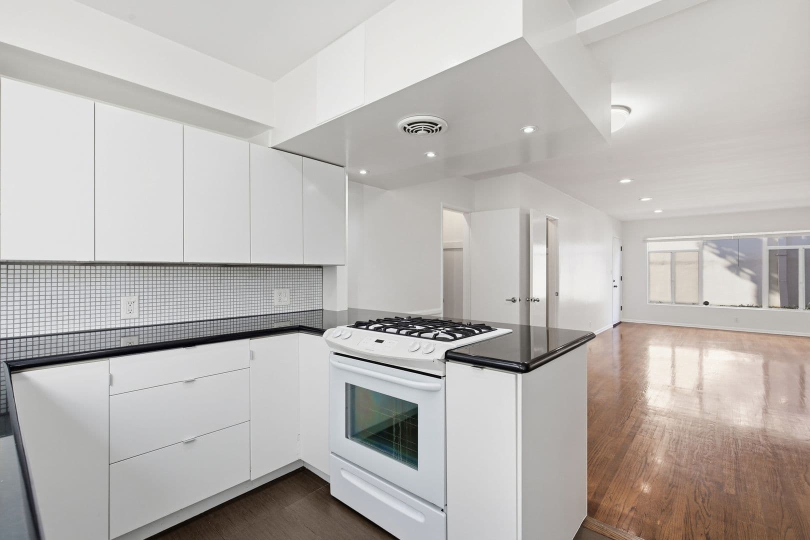 Beverly Hills Apartment: 357 S Elm Dr