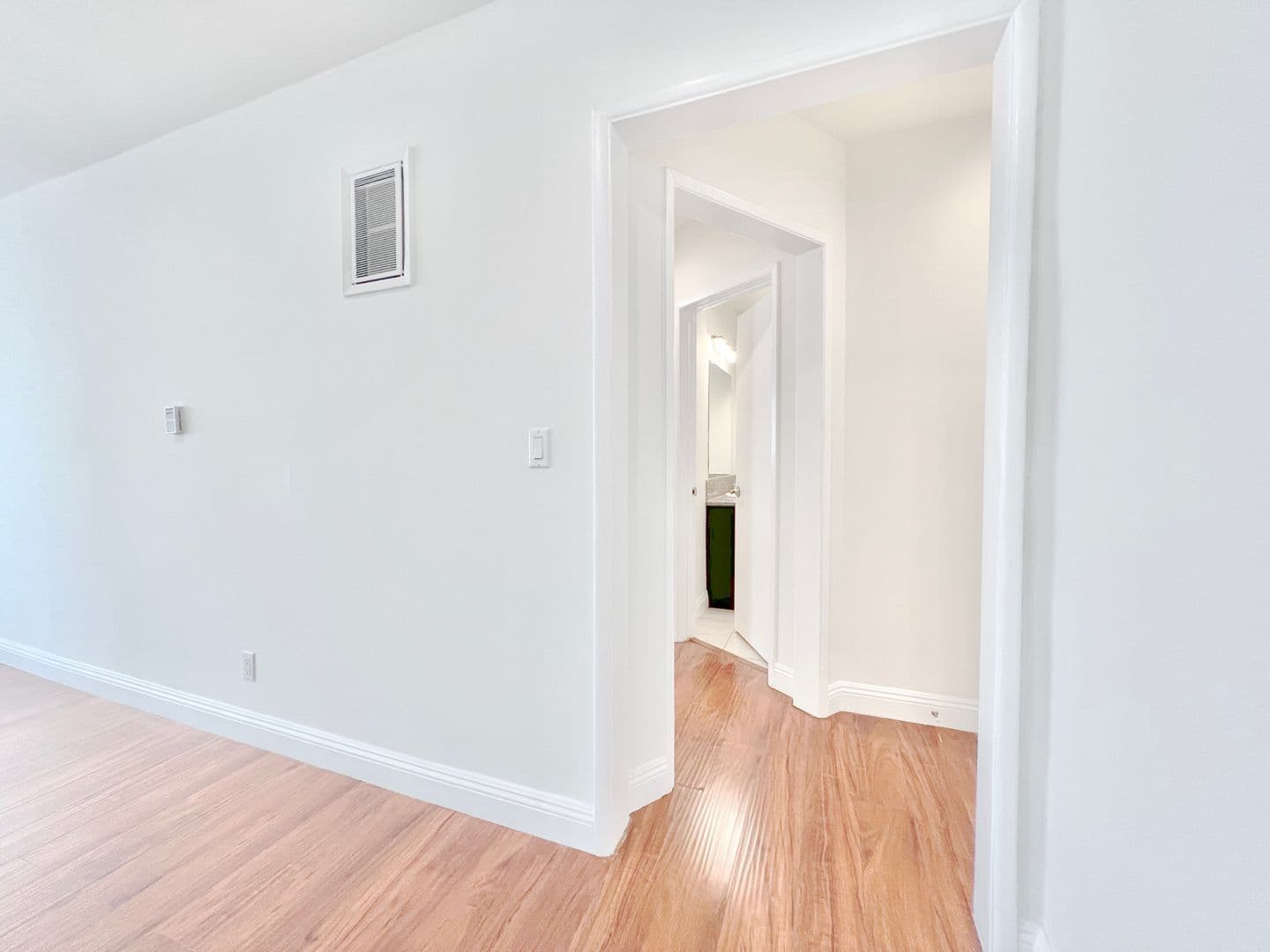 Los Angeles Apartment: 956 Elden Ave