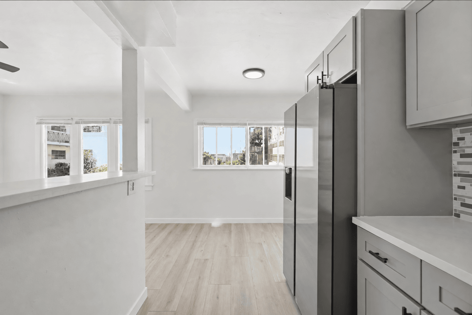 Van Nuys Apartment: 6860-6870 Hazeltine Avenue