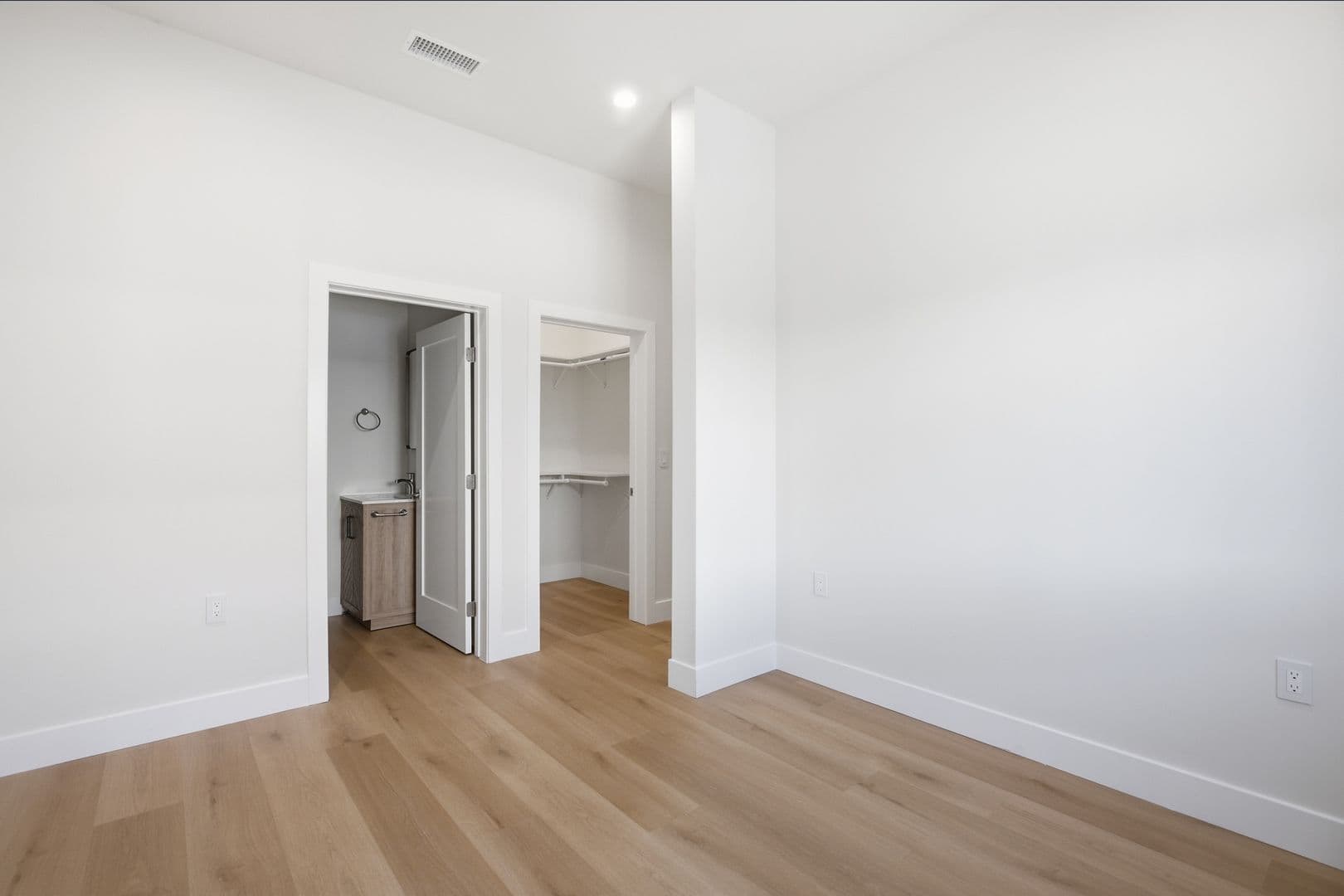 Sherman Oaks Apartment: 14007 Moorpark Street