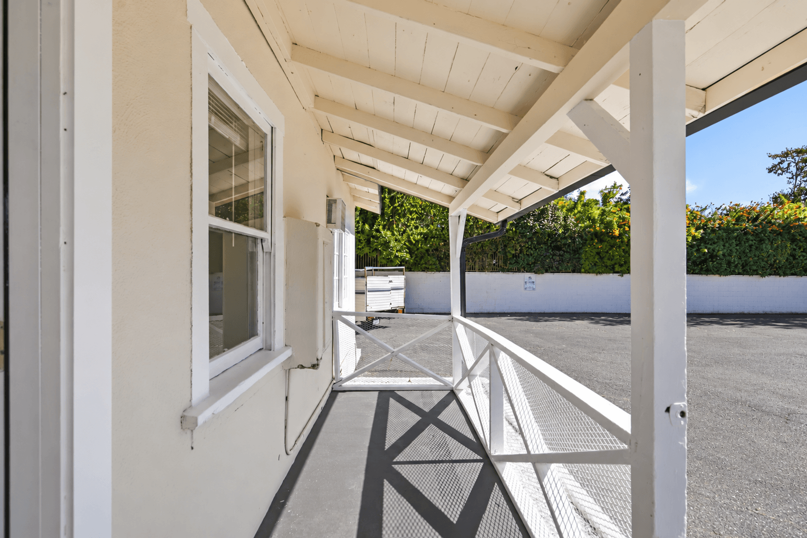 Van Nuys Apartment: 6860-6870 Hazeltine Avenue