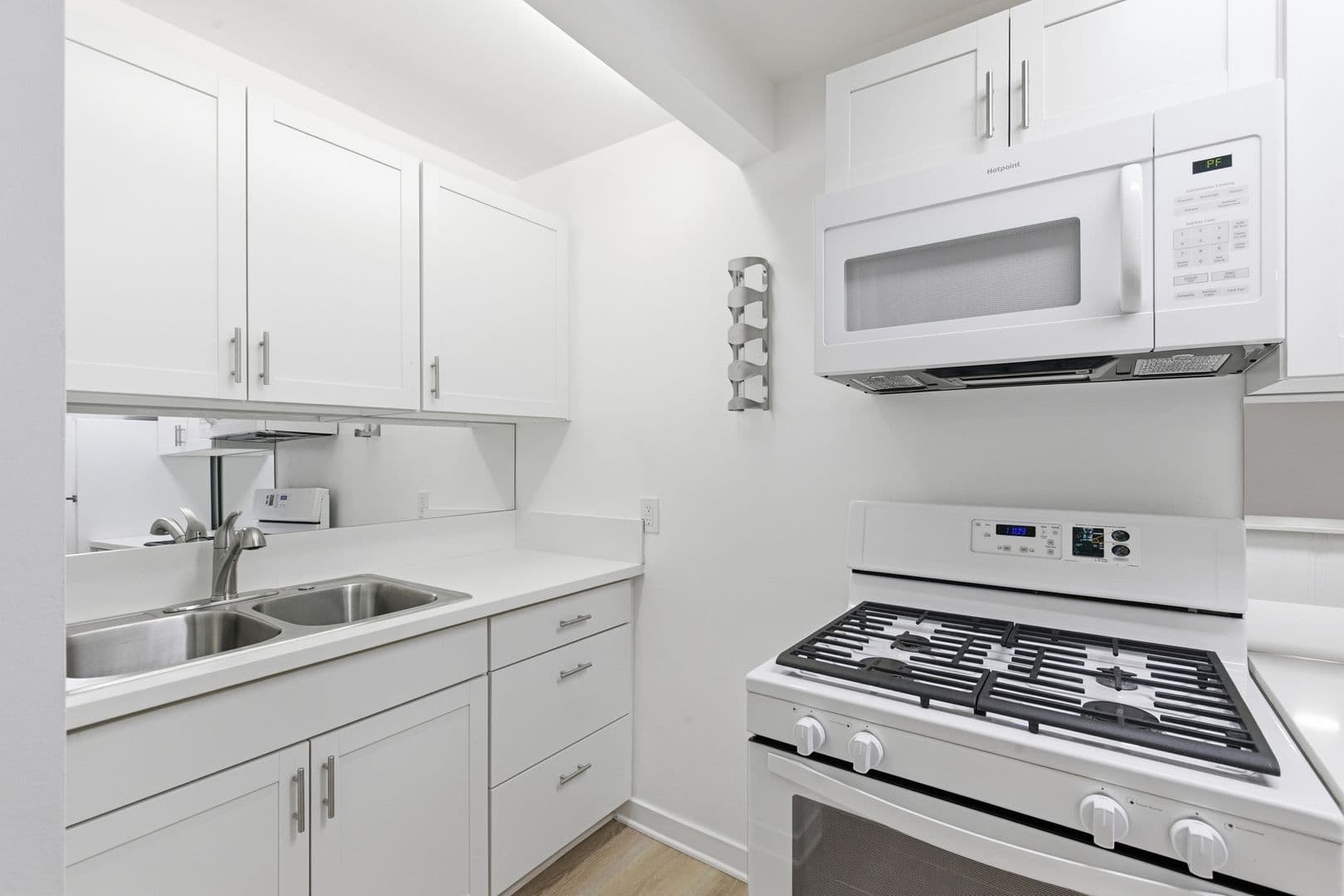 Los Angeles Apartment: 1453 S Westgate Ave