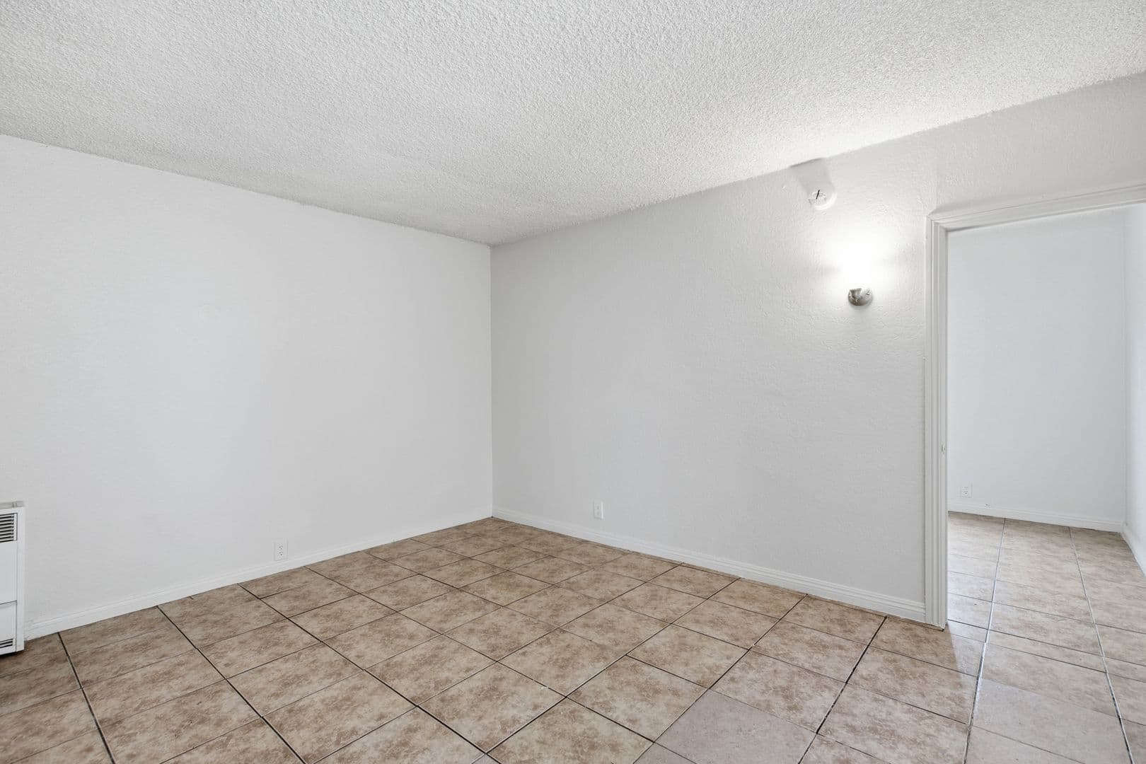 Los Angeles Apartment: 612 E 83rd St
