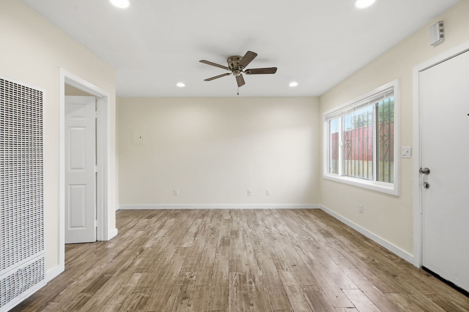 Los Angeles Apartment: 8910 S Avalon Blvd