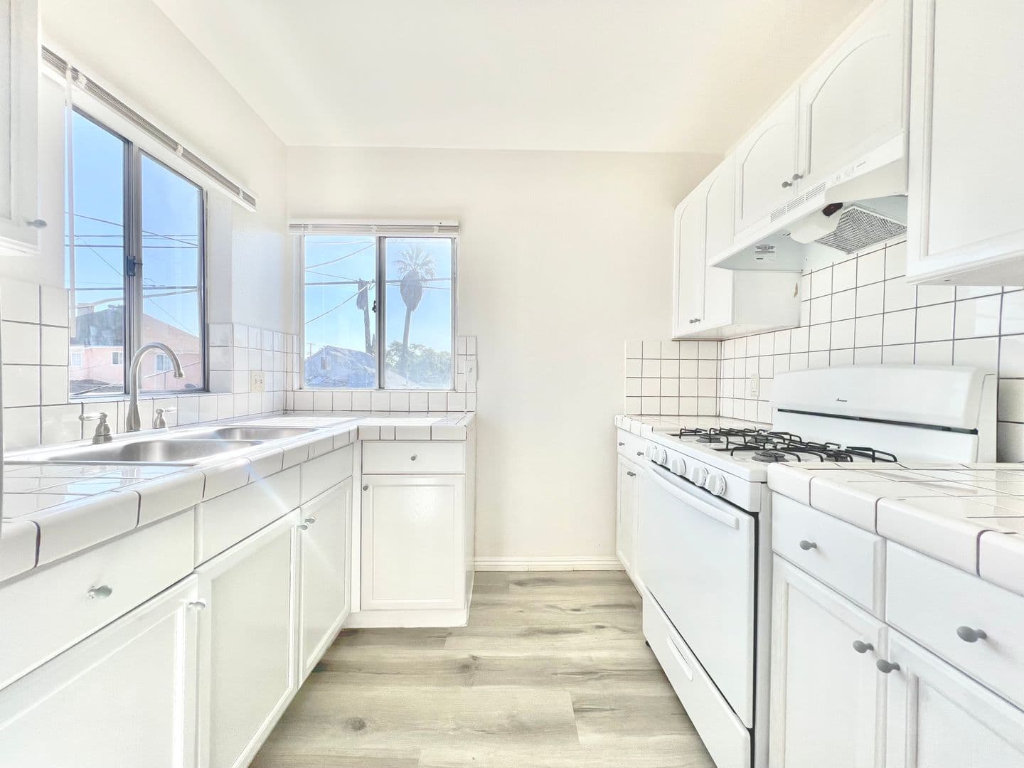 Los Angeles Apartment: 1444 W 28th St