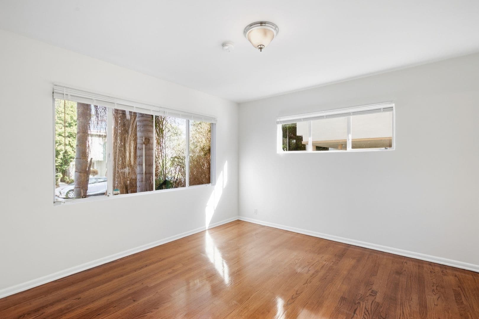 Beverly Hills Apartment: 357 S Elm Dr