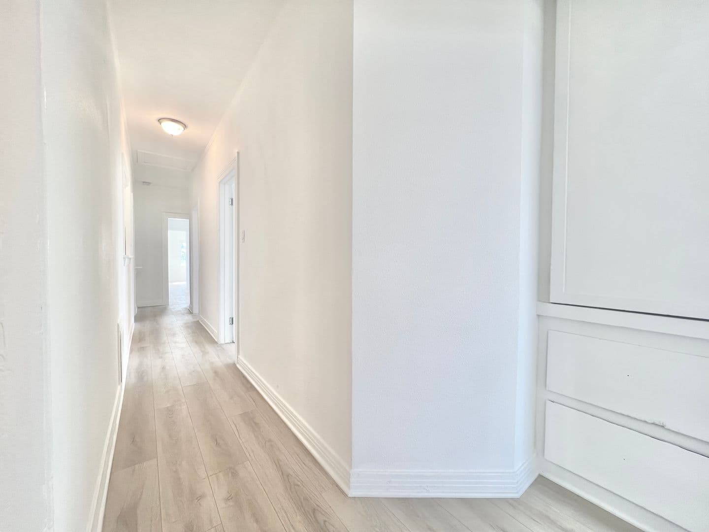 Los Angeles Apartment: 707 W 48th Street