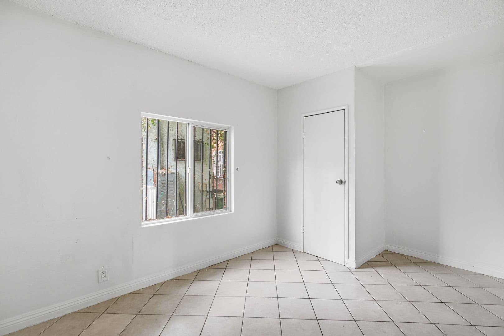 Los Angeles Apartment: 612 E 83rd St