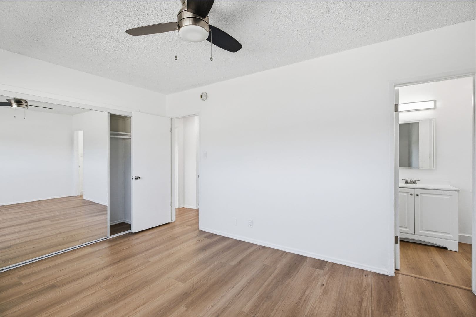 Reseda Apartment: 6632 Darby Ave
