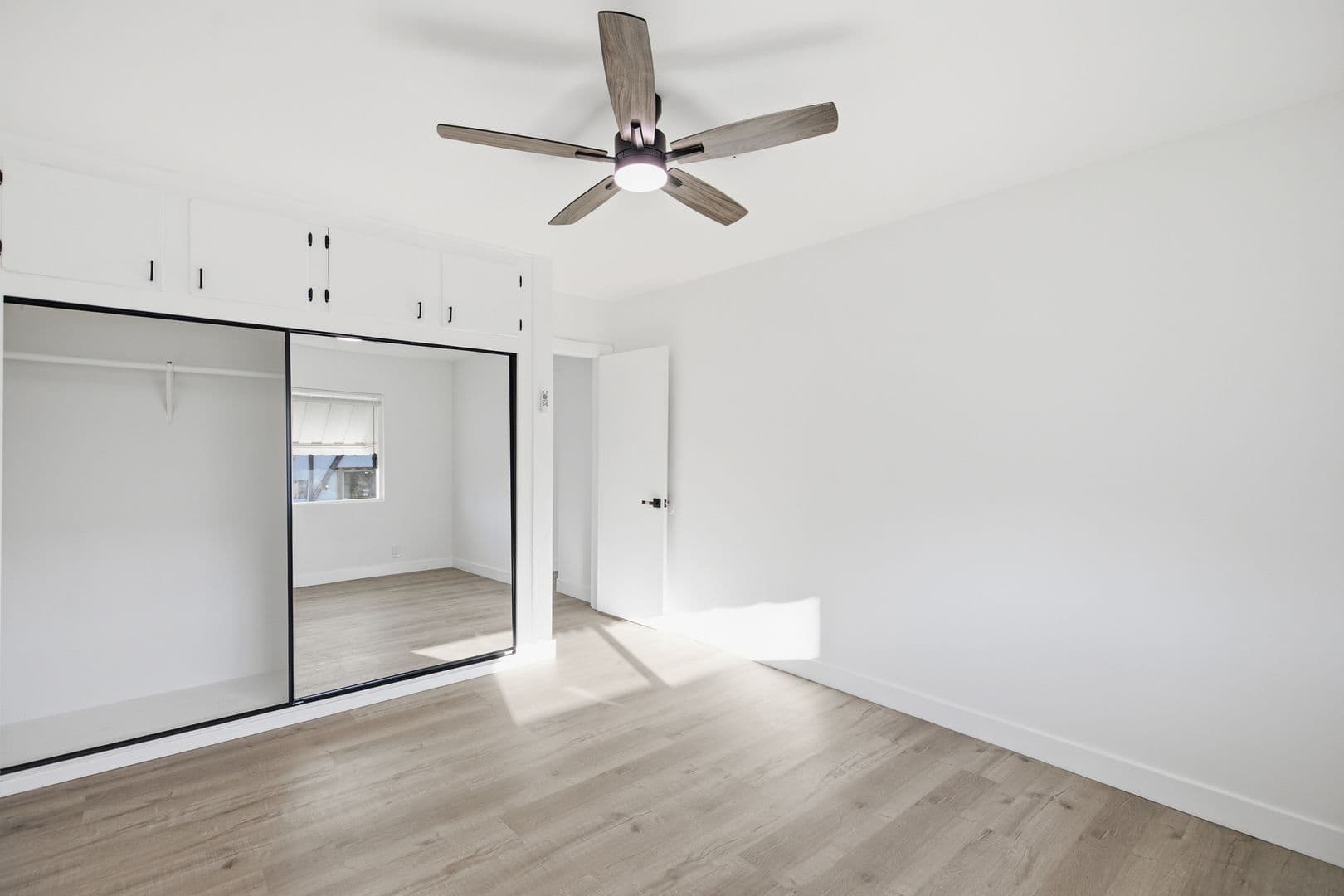 Van Nuys Apartment: 6860-6870 Hazeltine Avenue