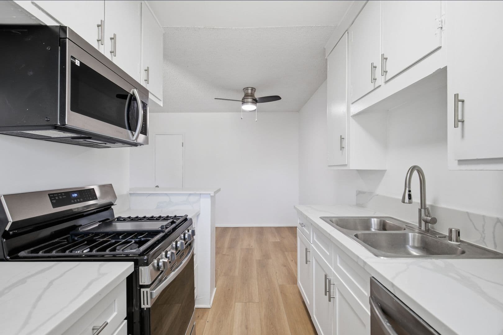 Reseda Apartment: 6632 Darby Ave