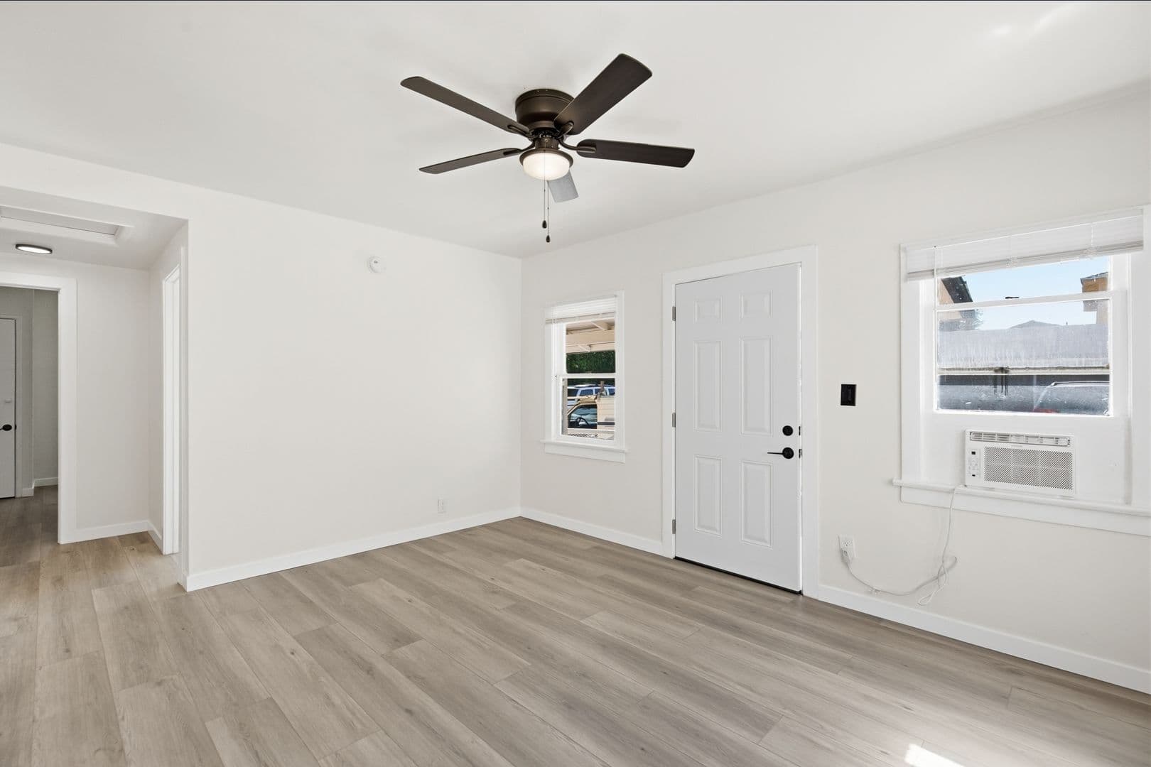 Van Nuys Apartment: 6860-6870 Hazeltine Avenue