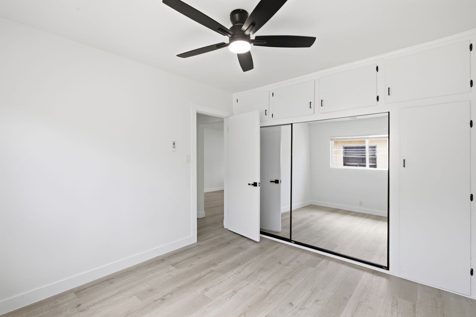 Van Nuys Apartment: 6860-6870 Hazeltine Avenue