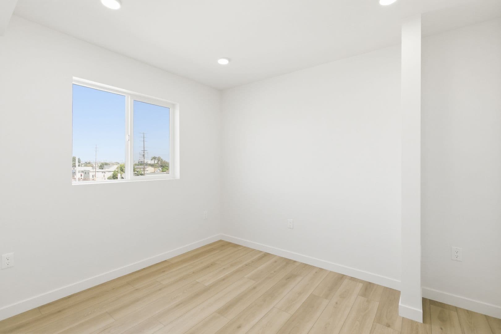 Los Angeles Apartment: 7655 San Pedro Street