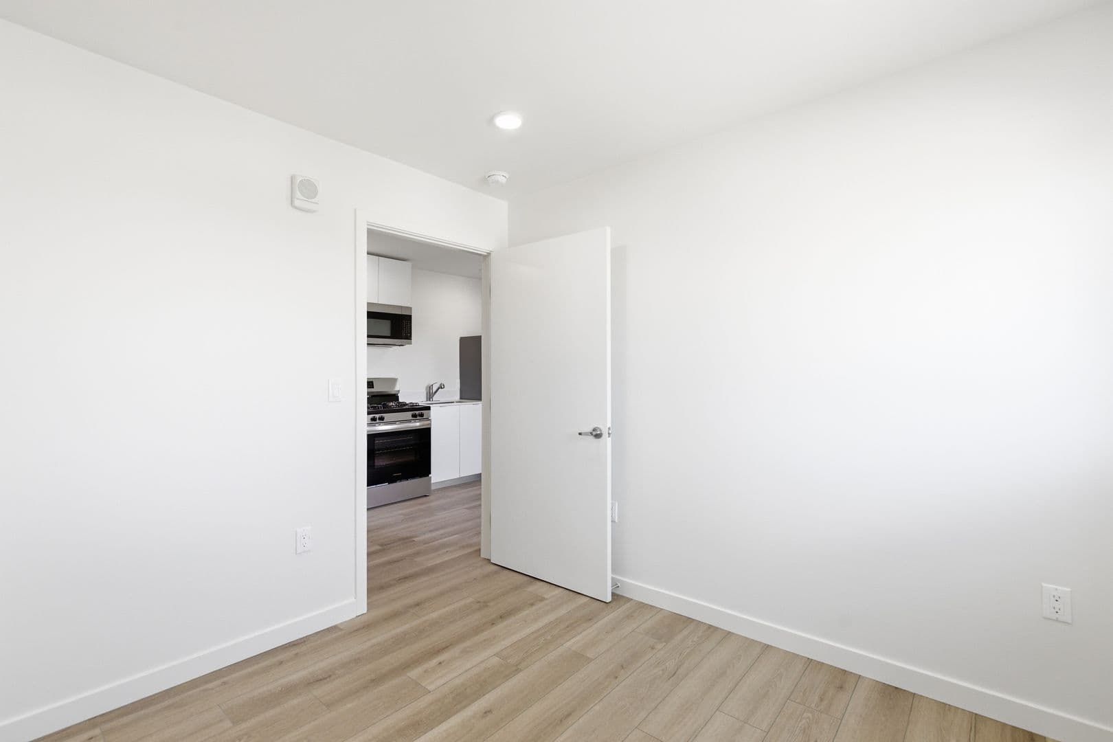 Los Angeles Apartment: 7655 San Pedro Street