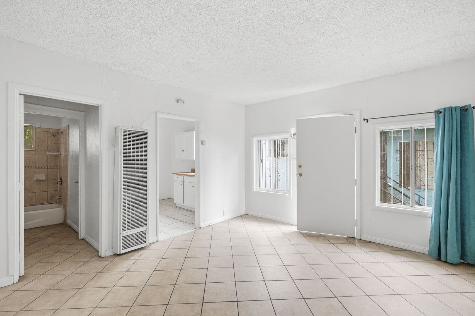 Los Angeles Apartment: 612 E 83rd St
