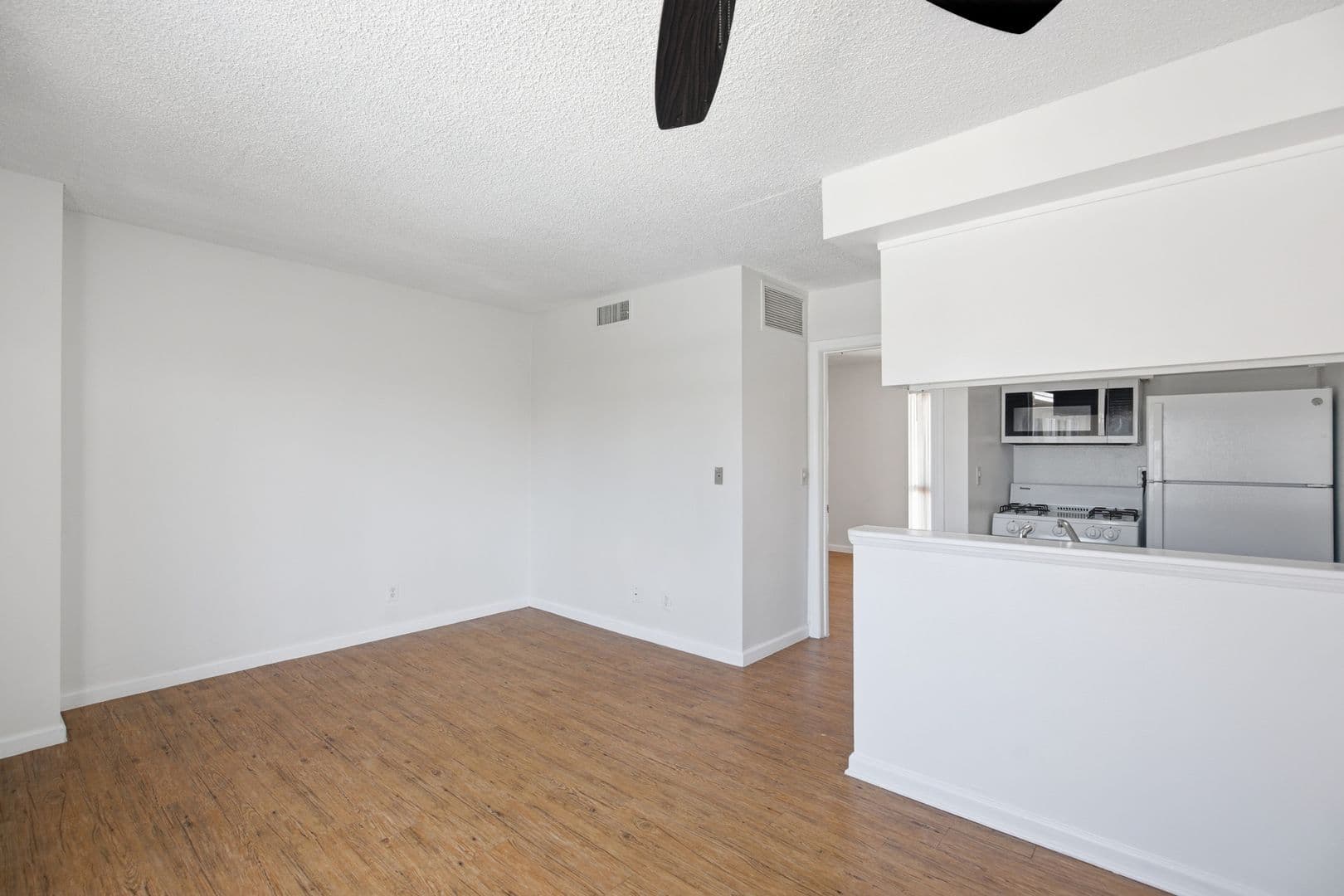 Pomona Apartment: 475 E Foothill Blvd