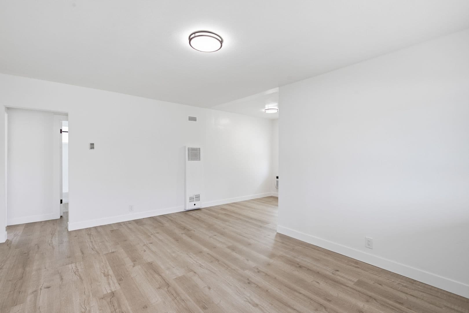 Van Nuys Apartment: 6860-6870 Hazeltine Avenue