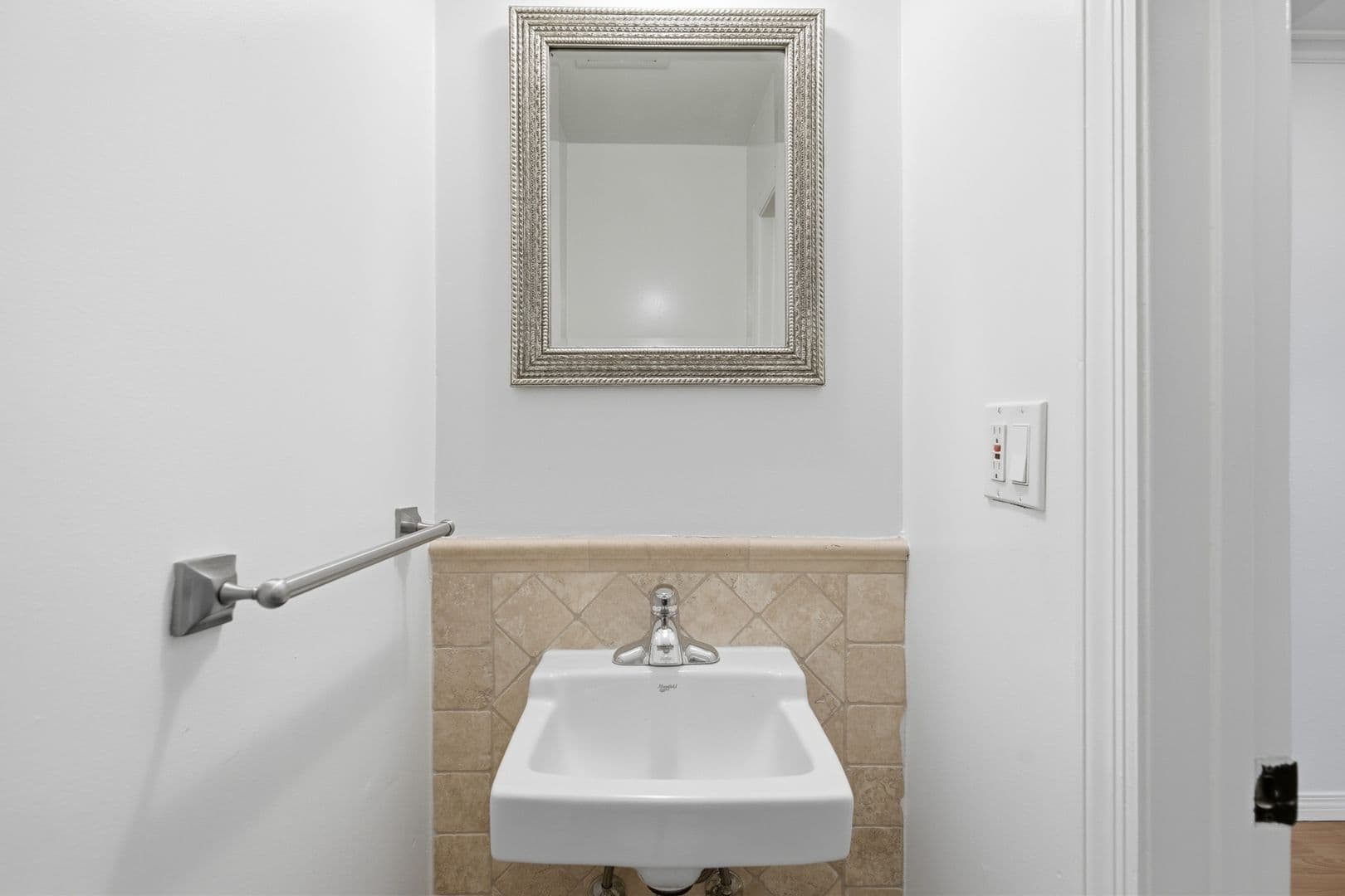 Sherman Oaks House: 4854 Coldwater Canyon Avenue #103
