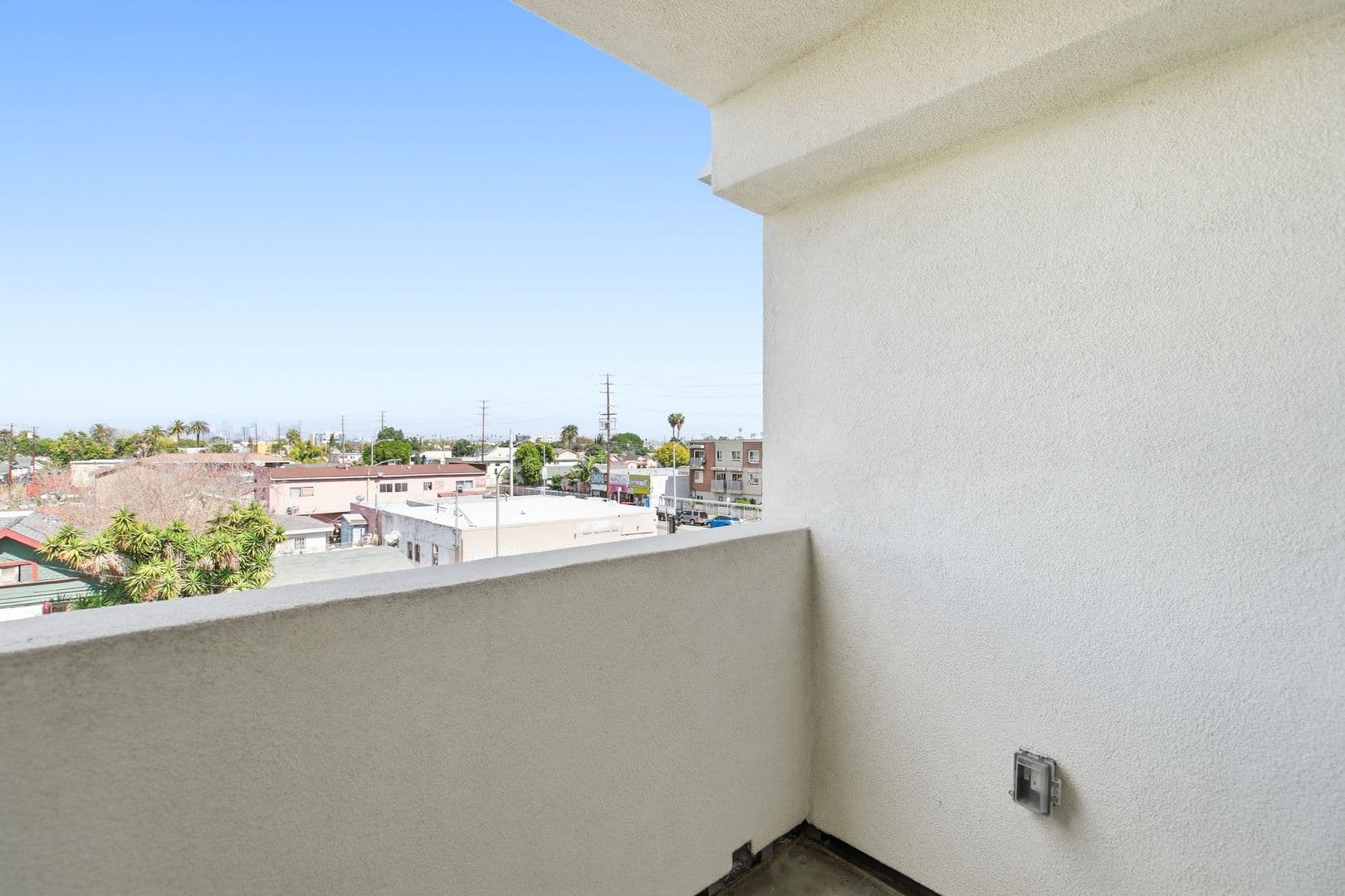 Los Angeles Apartment: 7655 San Pedro Street
