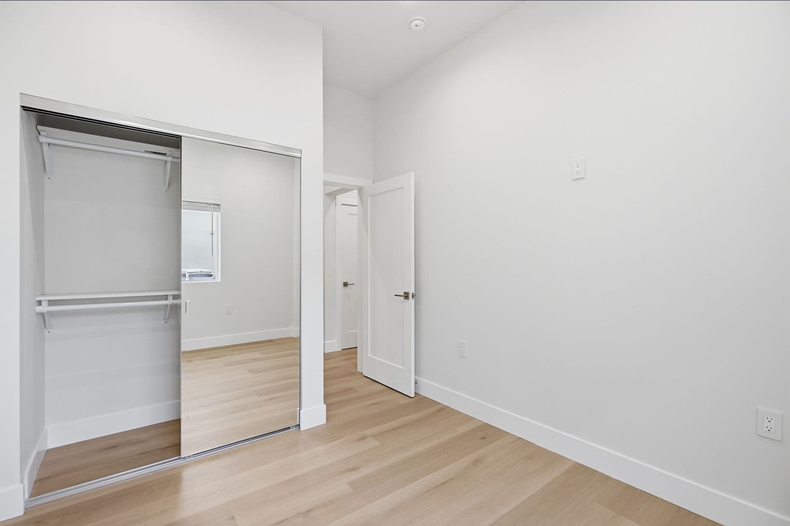 Sherman Oaks Apartment: 14007 Moorpark Street