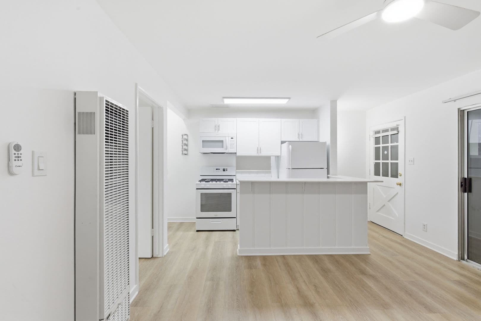 Los Angeles Apartment: 1453 S Westgate Ave
