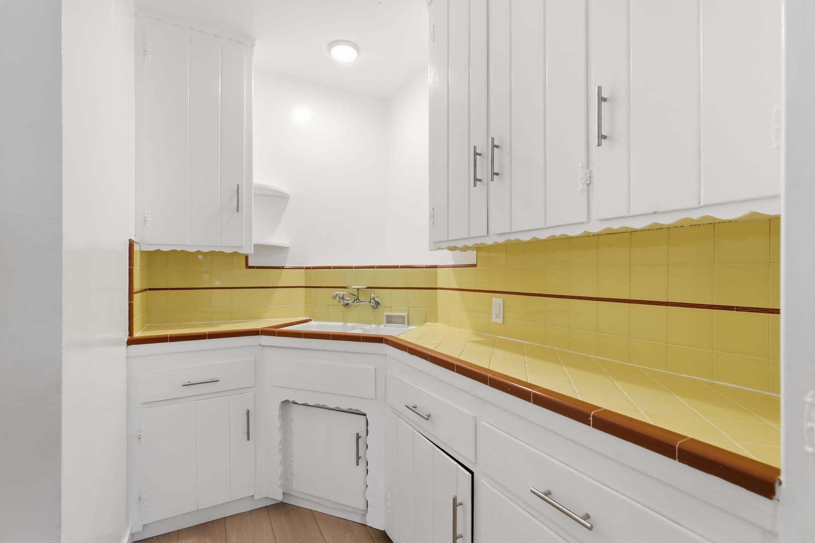 Canoga Park Apartment: 7249 Alabama Avenue