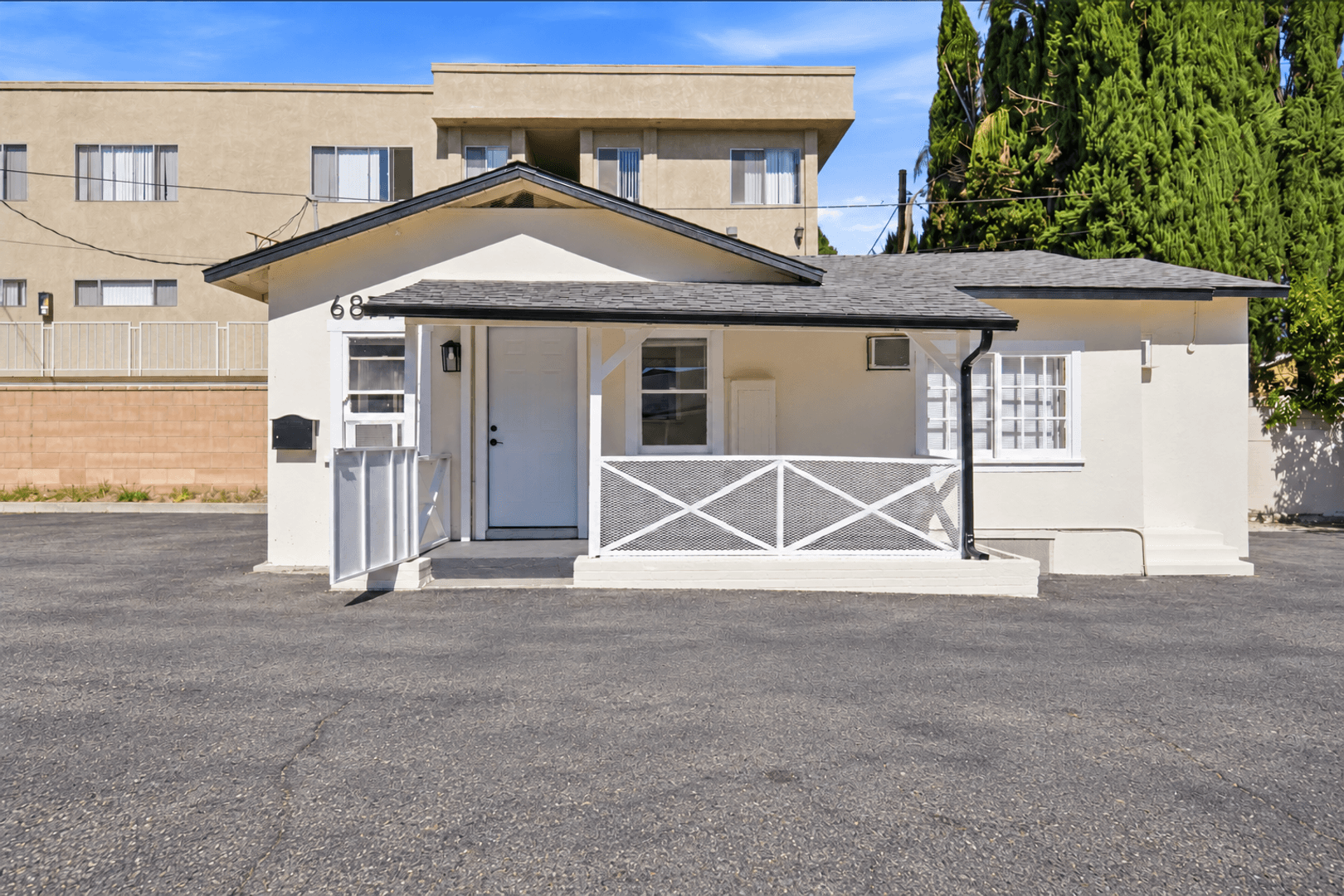 Van Nuys Apartment: 6860-6870 Hazeltine Avenue