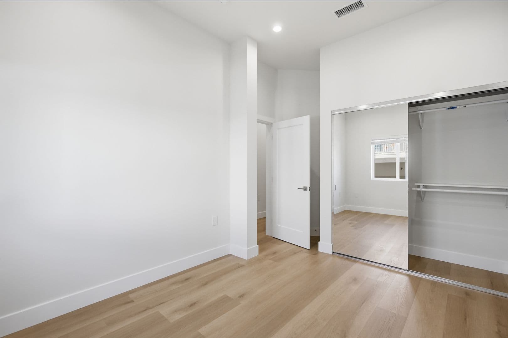 Sherman Oaks Apartment: 14007 Moorpark Street