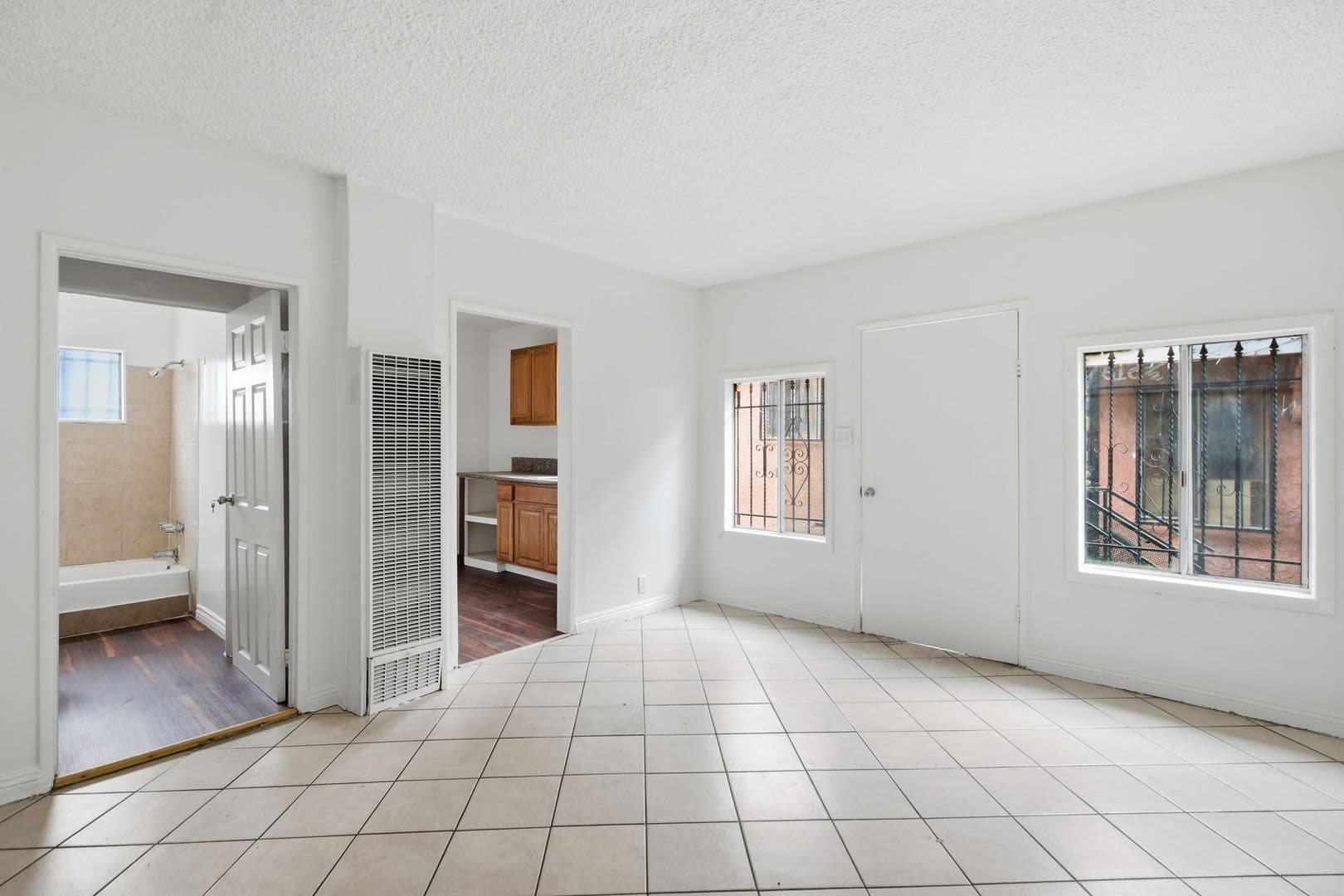 Los Angeles Apartment: 612 E 83rd St