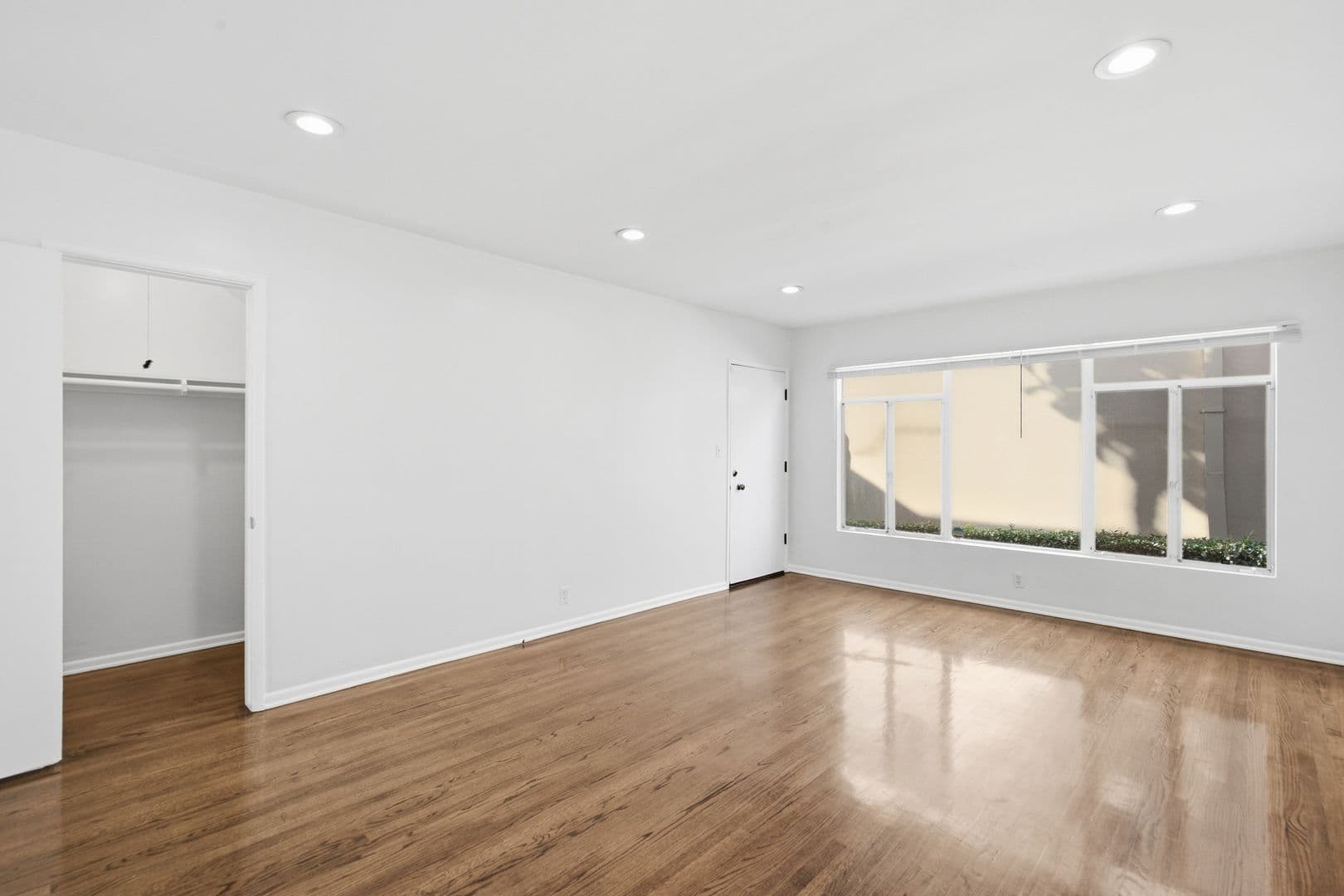 Beverly Hills Apartment: 357 S Elm Dr