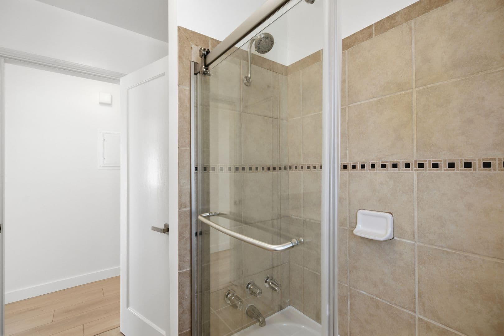 Santa Monica Apartment: 435 San Vicente Blvd