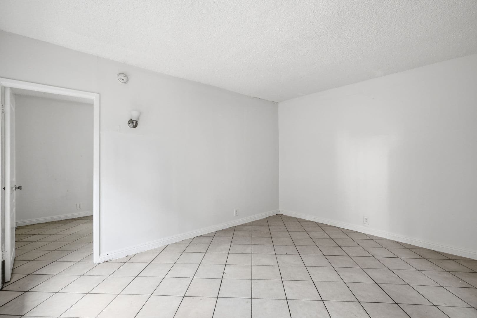 Los Angeles Apartment: 612 E 83rd St