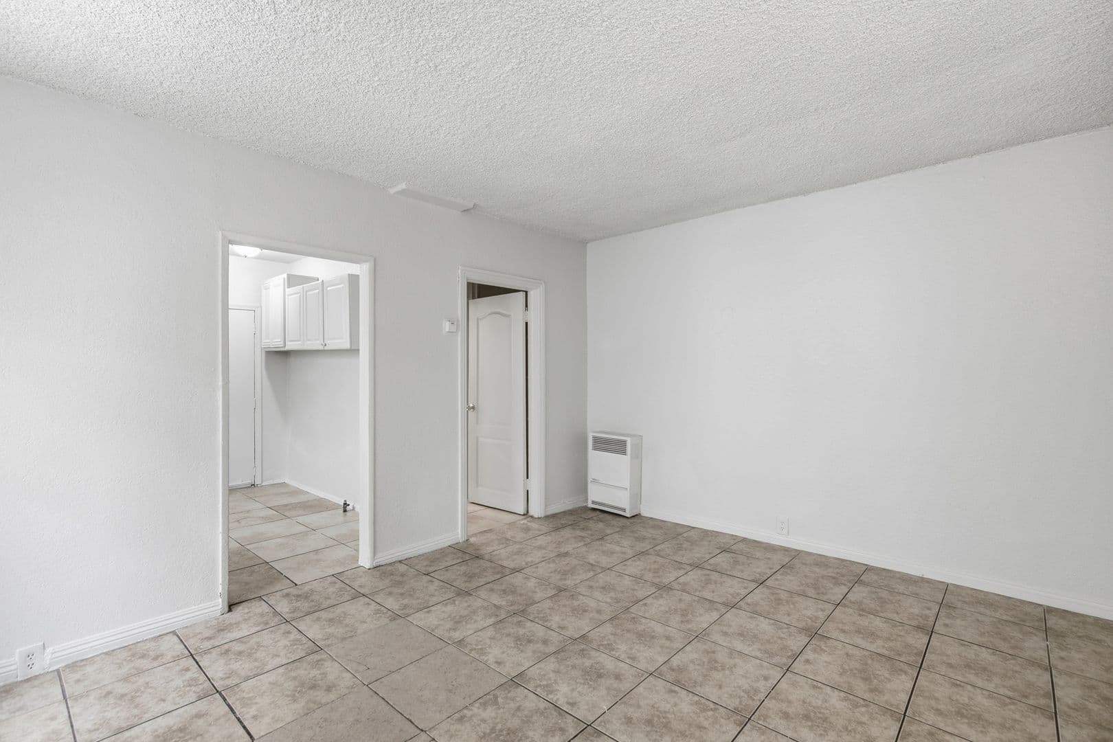 Los Angeles Apartment: 612 E 83rd St