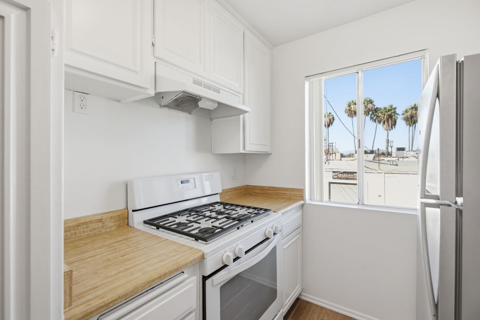 Sherman Oaks Apartment: 14455 Dickens St