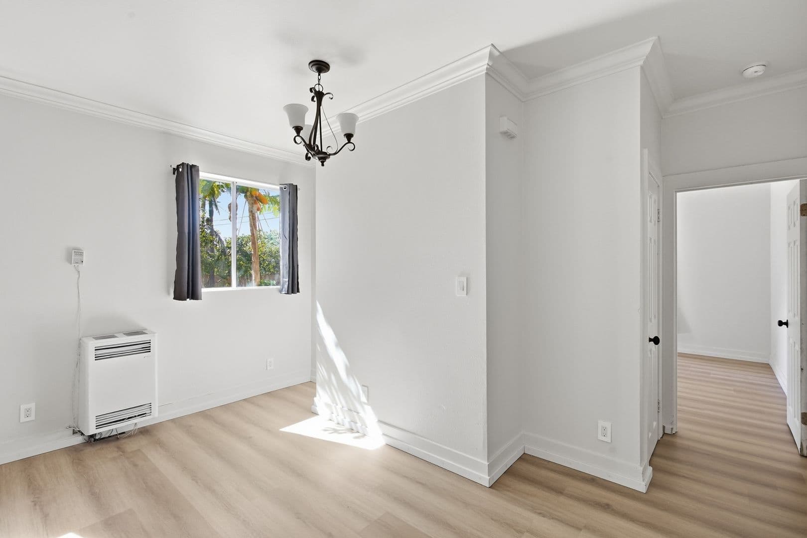 Los Angeles Apartment: 1444 W 28th St
