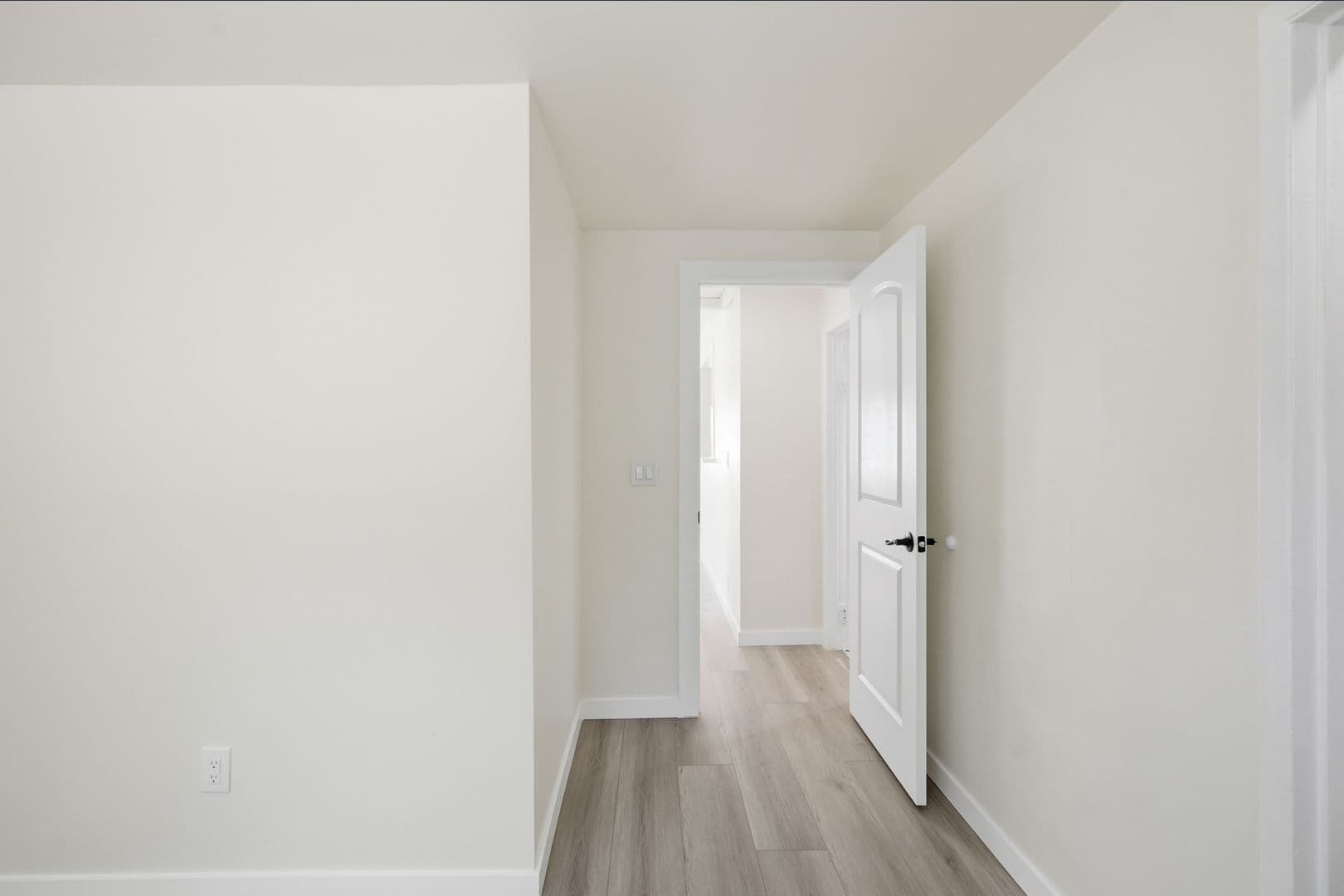 Van Nuys Apartment: 6860-6870 Hazeltine Avenue
